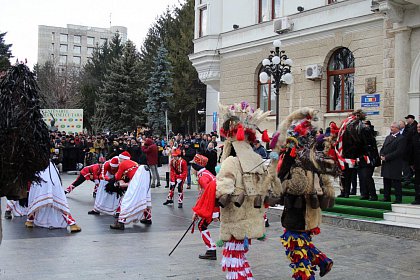 Spectacol fascinant al tradițiilor și datinilor populare de iarnă, în centrul Sucevei (Galerie foto)