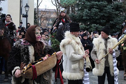 Spectacol fascinant al tradițiilor și datinilor populare de iarnă, în centrul Sucevei (Galerie foto)