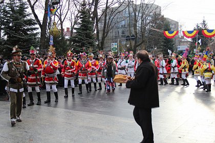 Spectacol fascinant al tradițiilor și datinilor populare de iarnă, în centrul Sucevei (Galerie foto)