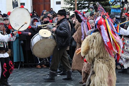 Spectacol fascinant al tradițiilor și datinilor populare de iarnă, în centrul Sucevei (Galerie foto)