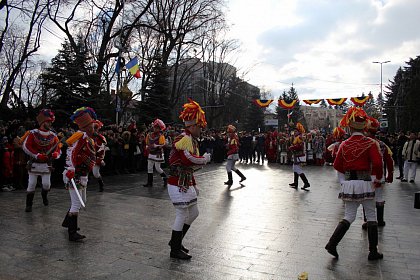 Spectacol fascinant al tradițiilor și datinilor populare de iarnă, în centrul Sucevei (Galerie foto)