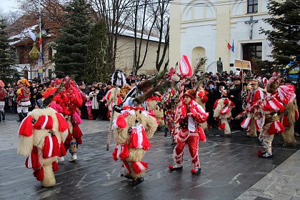 Spectacol fascinant al tradițiilor și datinilor populare de iarnă, în centrul Sucevei (Galerie foto)