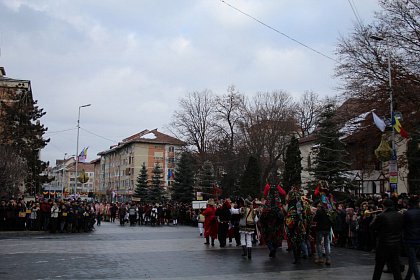 Spectacol fascinant al tradițiilor și datinilor populare de iarnă, în centrul Sucevei (Galerie foto)