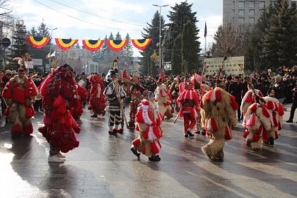 Spectacol fascinant al tradițiilor și datinilor populare de iarnă, în centrul Sucevei (Galerie foto)