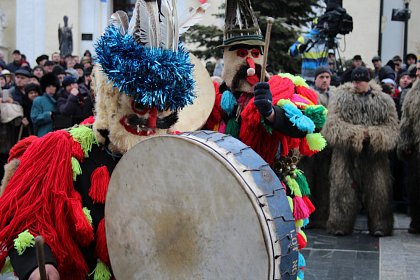 Spectacol fascinant al tradițiilor și datinilor populare de iarnă, în centrul Sucevei (Galerie foto)