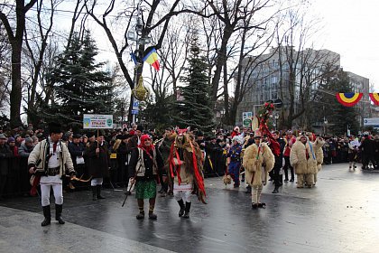 Spectacol fascinant al tradițiilor și datinilor populare de iarnă, în centrul Sucevei (Galerie foto)