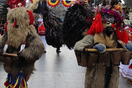 Spectacol fascinant al tradițiilor și datinilor populare de iarnă, în centrul Sucevei (Galerie foto)