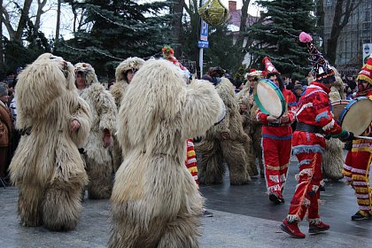 Spectacol fascinant al tradițiilor și datinilor populare de iarnă, în centrul Sucevei (Galerie foto)