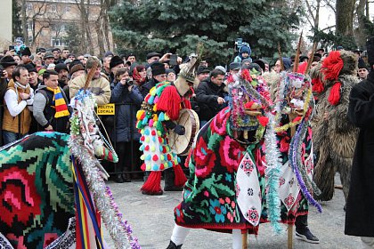 Spectacol fascinant al tradițiilor și datinilor populare de iarnă, în centrul Sucevei (Galerie foto)