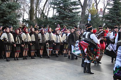 Spectacol fascinant al tradițiilor și datinilor populare de iarnă, în centrul Sucevei (Galerie foto)