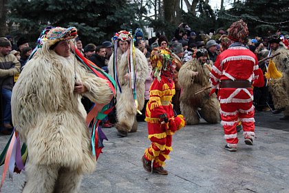 Spectacol fascinant al tradițiilor și datinilor populare de iarnă, în centrul Sucevei (Galerie foto)