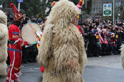 Spectacol fascinant al tradițiilor și datinilor populare de iarnă, în centrul Sucevei (Galerie foto)