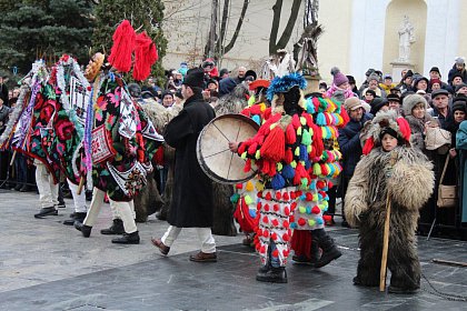 Spectacol fascinant al tradițiilor și datinilor populare de iarnă, în centrul Sucevei (Galerie foto)