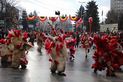 Spectacol fascinant al tradițiilor și datinilor populare de iarnă, în centrul Sucevei (Galerie foto)