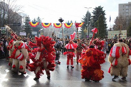 Spectacol fascinant al tradițiilor și datinilor populare de iarnă, în centrul Sucevei (Galerie foto)