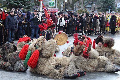 Spectacol fascinant al tradițiilor și datinilor populare de iarnă, în centrul Sucevei (Galerie foto)