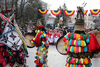 Spectacol fascinant al tradițiilor și datinilor populare de iarnă, în centrul Sucevei (Galerie foto)