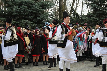 Spectacol fascinant al tradițiilor și datinilor populare de iarnă, în centrul Sucevei (Galerie foto)