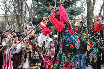 Spectacol fascinant al tradițiilor și datinilor populare de iarnă, în centrul Sucevei (Galerie foto)