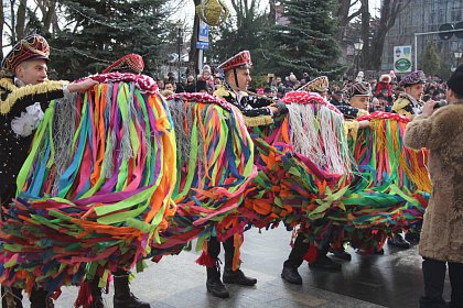 Spectacol fascinant al tradițiilor și datinilor populare de iarnă, în centrul Sucevei (Galerie foto)