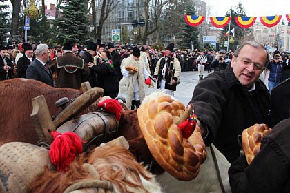 Spectacol fascinant al tradițiilor și datinilor populare de iarnă, în centrul Sucevei (Galerie foto)