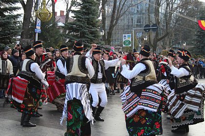 Spectacol fascinant al tradițiilor și datinilor populare de iarnă, în centrul Sucevei (Galerie foto)