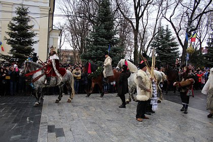 Spectacol fascinant al tradițiilor și datinilor populare de iarnă, în centrul Sucevei (Galerie foto)