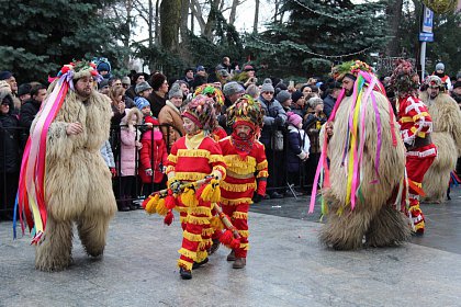 Spectacol fascinant al tradițiilor și datinilor populare de iarnă, în centrul Sucevei (Galerie foto)