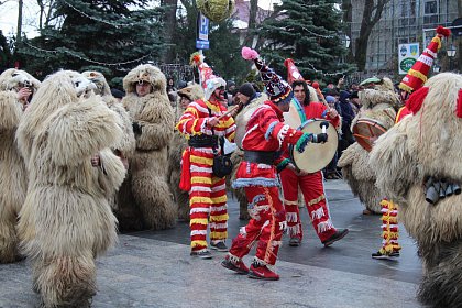 Spectacol fascinant al tradițiilor și datinilor populare de iarnă, în centrul Sucevei (Galerie foto)