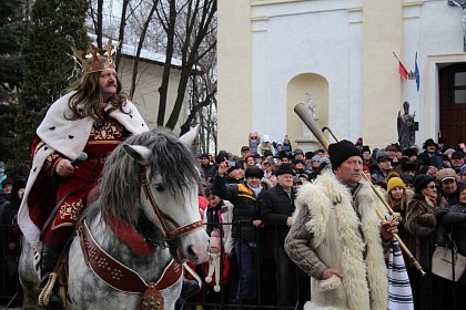 Spectacol fascinant al tradițiilor și datinilor populare de iarnă, în centrul Sucevei (Galerie foto)