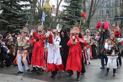 Spectacol fascinant al tradițiilor și datinilor populare de iarnă, în centrul Sucevei (Galerie foto)