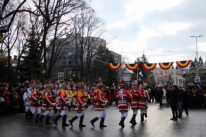 Spectacol fascinant al tradițiilor și datinilor populare de iarnă, în centrul Sucevei (Galerie foto)