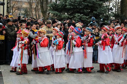 Spectacol fascinant al tradițiilor și datinilor populare de iarnă, în centrul Sucevei (Galerie foto)