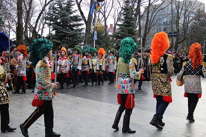 Spectacol fascinant al tradițiilor și datinilor populare de iarnă, în centrul Sucevei (Galerie foto)