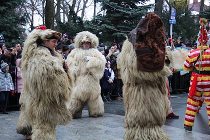 Spectacol fascinant al tradițiilor și datinilor populare de iarnă, în centrul Sucevei (Galerie foto)