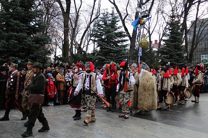 Spectacol fascinant al tradițiilor și datinilor populare de iarnă, în centrul Sucevei (Galerie foto)