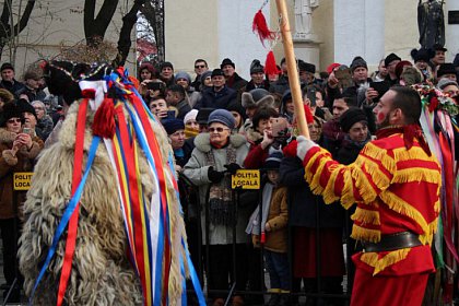 Spectacol fascinant al tradițiilor și datinilor populare de iarnă, în centrul Sucevei (Galerie foto)