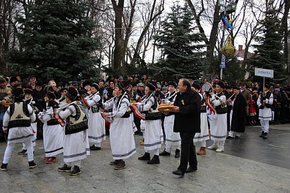 Spectacol fascinant al tradițiilor și datinilor populare de iarnă, în centrul Sucevei (Galerie foto)