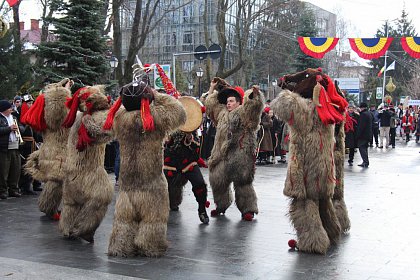 Spectacol fascinant al tradițiilor și datinilor populare de iarnă, în centrul Sucevei (Galerie foto)