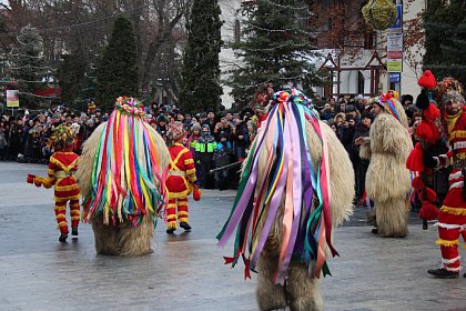 Spectacol fascinant al tradițiilor și datinilor populare de iarnă, în centrul Sucevei (Galerie foto)