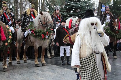 Spectacol fascinant al tradițiilor și datinilor populare de iarnă, în centrul Sucevei (Galerie foto)