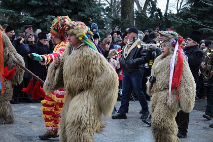 Spectacol fascinant al tradițiilor și datinilor populare de iarnă, în centrul Sucevei (Galerie foto)